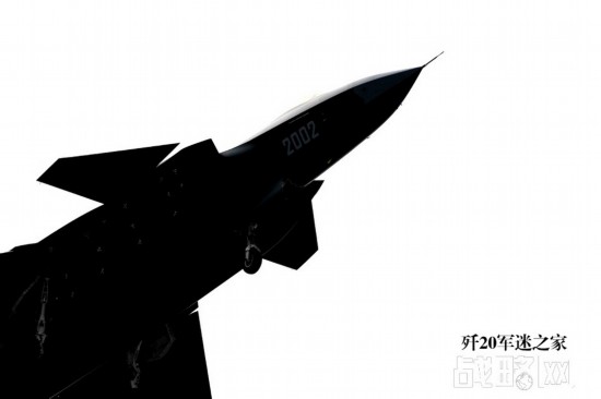 组图:歼-20机身涂神秘标志或已测试武器投射