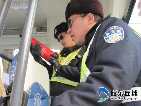 刘敬善) 2月21日上午,烟台港公安局西港分局结合辖区企业上下班路程远