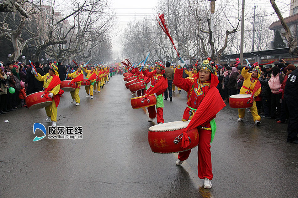 高清图:乡下秧歌闹进城