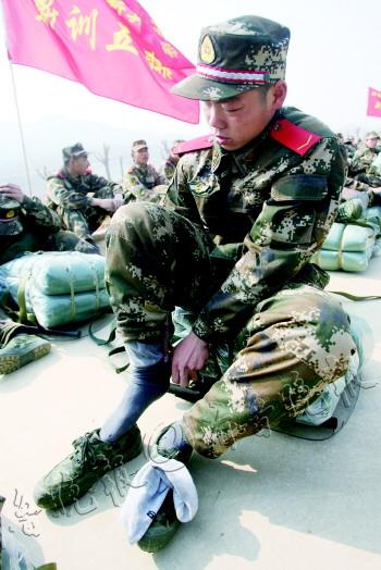 烟台武警支队新兵大考 野外拉练演士兵突击(图)