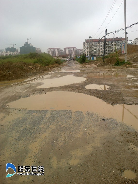 雨天时候的路面泥泞不堪,无法通行(网友小马供图)