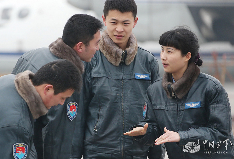 中國空軍美女飛行員技藝高超羨煞男學員