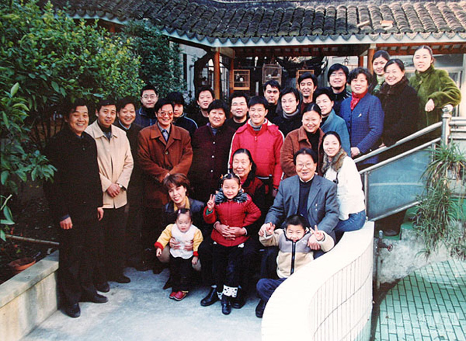 吴仁宝全家福.