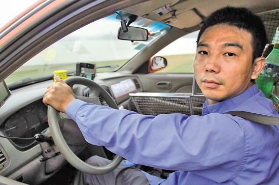 标题:女子打车以铂金戒指当车资 的哥发觉不妙救人一命)   的哥吴山河