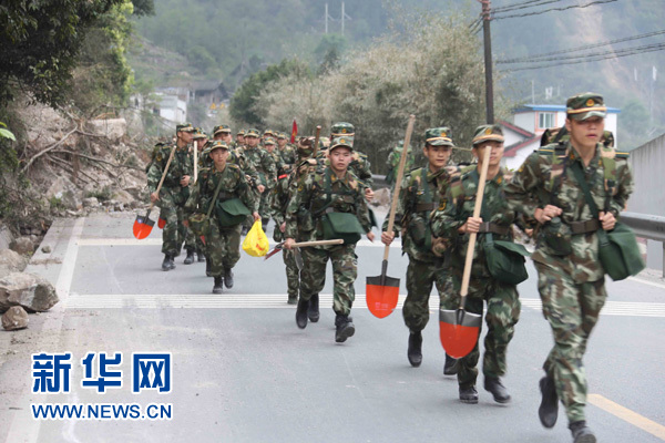 4月22日,抗震救灾的武警官兵在宝兴县地震灾区行进.