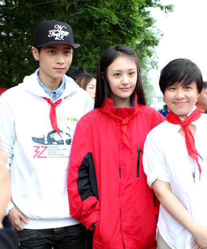 郑爽,魏晨与小朋友做游戏