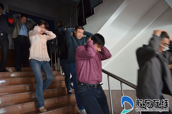 烟台市举行机关工作人员地震应急疏散演练