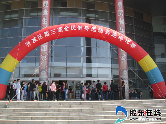 比赛现场布置简洁,但气氛热烈