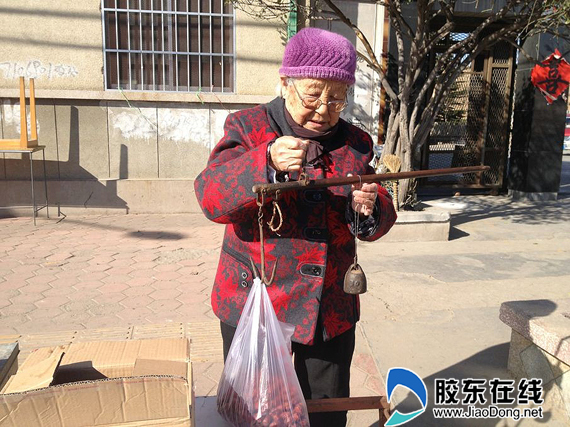 老人在称东西(资料图)