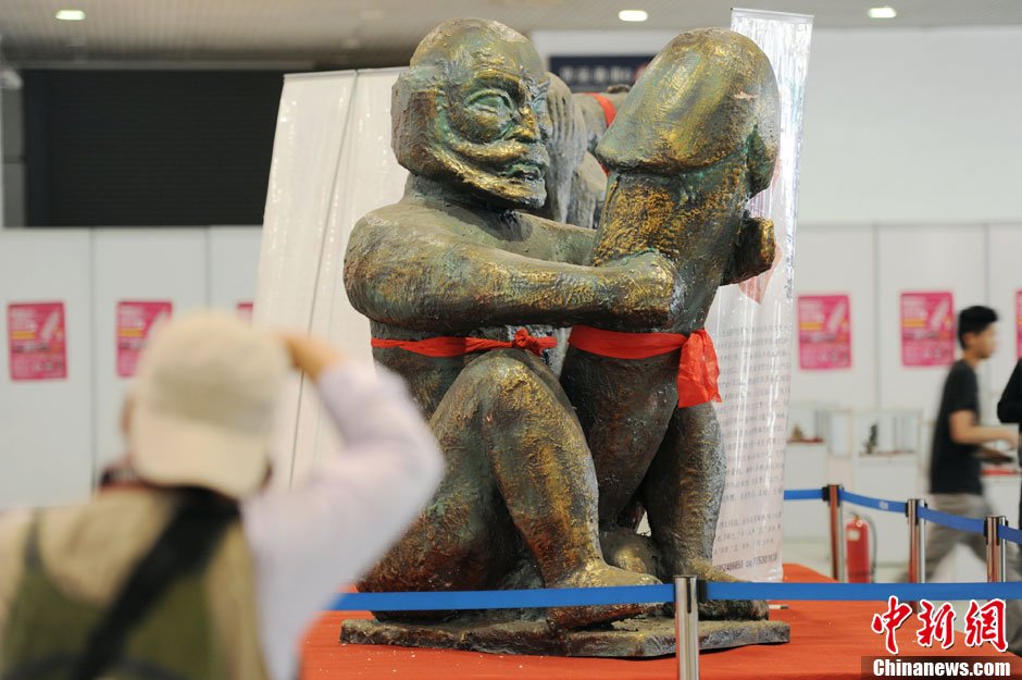 高清:西安性博会火爆开幕 假面辣模性感热舞