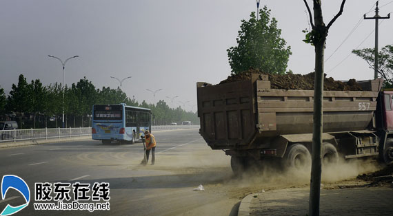 网友曝照片渣土车下生存的清洁工