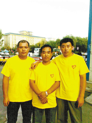 赵志刚(中)和朋友的合影