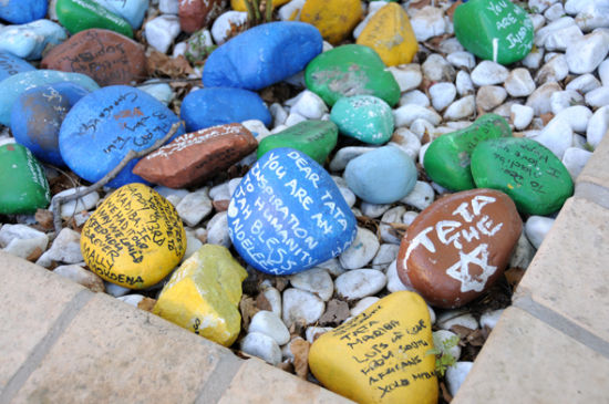 南非朝野为94岁前总统曼德拉祈福(图)