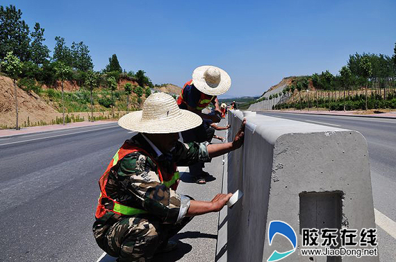 萊源路中央混凝土護欄噴塗線形誘導標組圖