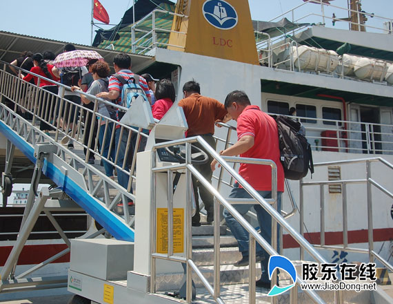 旅客由液压客梯登船