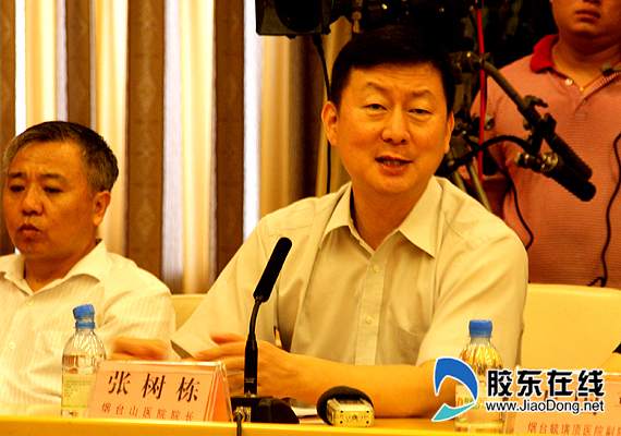 烟台山医院院长张树栋正在解答市民代表提出的问题