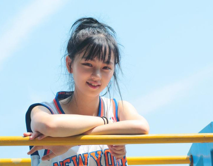 武大女神靓爆网络裹尼克斯球衣清纯摆拍图