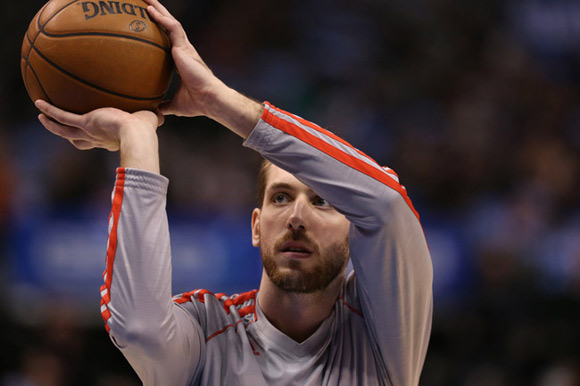 火箭在内线有了德怀特-霍华德,奥马尔-阿西克以及格雷格-史密斯,继续