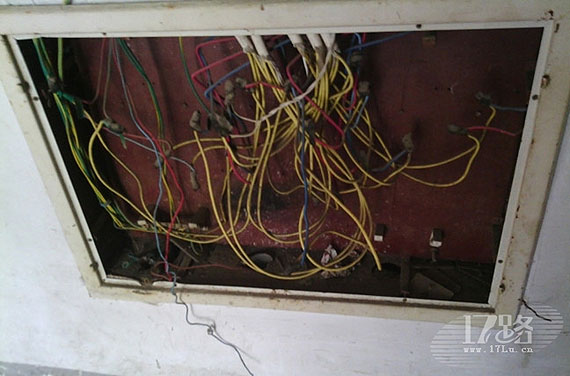 裸露电线成小区致命隐患 本网"随手拍"行动发起