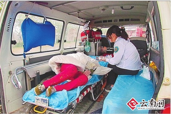 落水女孩被送上急救车