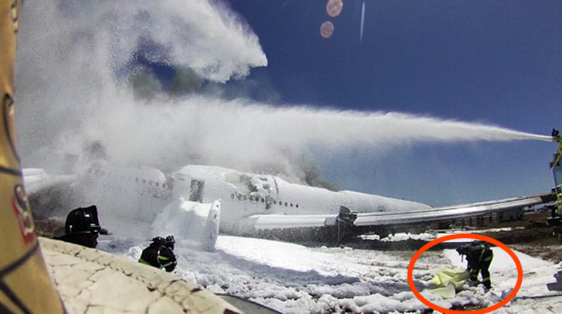 韩国媒体公开由美国消防员头盔式摄像机捕捉到的韩亚空难现场照片.