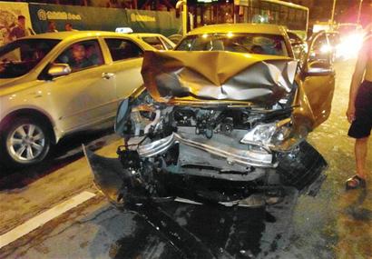 男子喝两扎酒连撞4车被弹5米 车被撞烂呼呼大睡