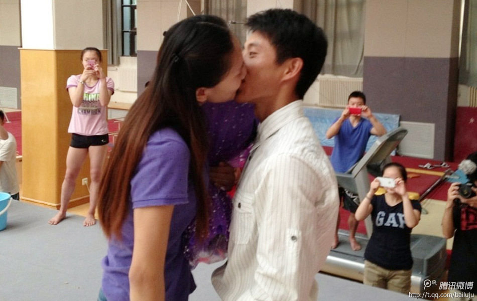 滕海滨求婚张楠张楠落泪接受相互拥吻图