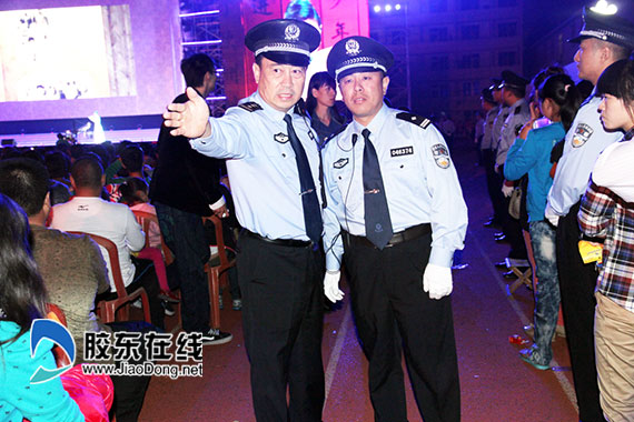 莱州市公安局局长郭善海(左)现场指导安保工作