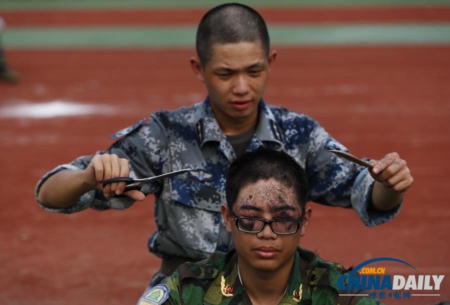 大学男生发长不合格教官执剪剃平头组图