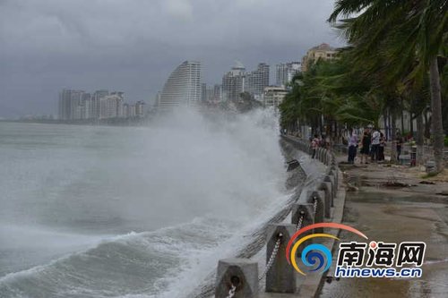 台风"蝴蝶"擦过海南南部 三亚湾掀起狂风巨浪