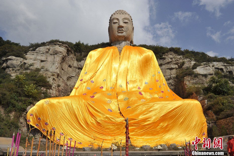 中国第一摩崖石刻蒙山大佛披上800斤巨型僧袍