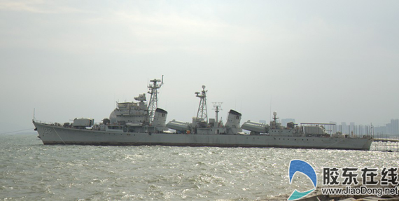 停靠在黄海明珠北侧海军退役的132号导弹驱逐舰