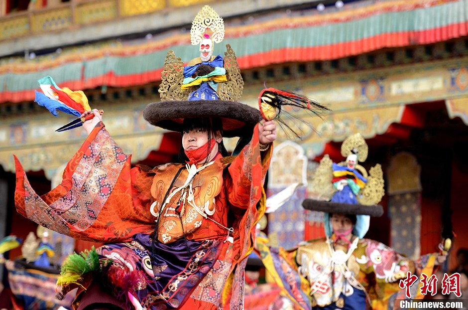西藏日喀则地区扎什伦布寺僧人表演跳神(图)