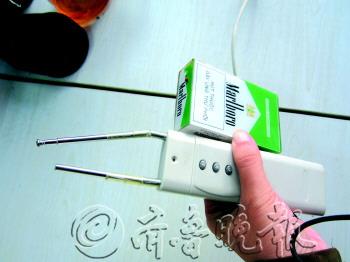 21日,芝罘警方就抓获2名利用干扰器盗窃车内物品的嫌疑人,二人专盯好