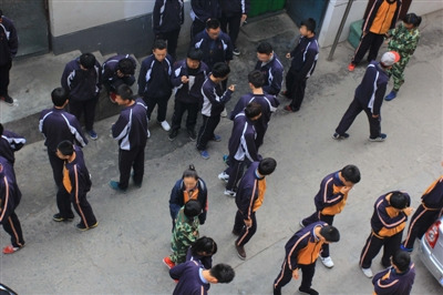 中学生聚小区门口吸烟 20余学生吞云吐雾(图)
