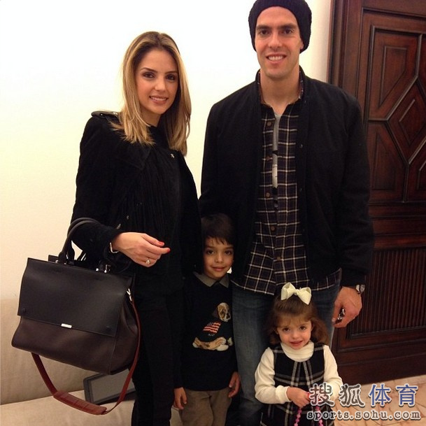 卡卡娇妻儿女秀 帅气呆萌一家四口其乐融融(图)