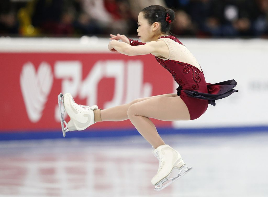 俄花滑美女靓丽红装长洲未来舞姿摇曳图