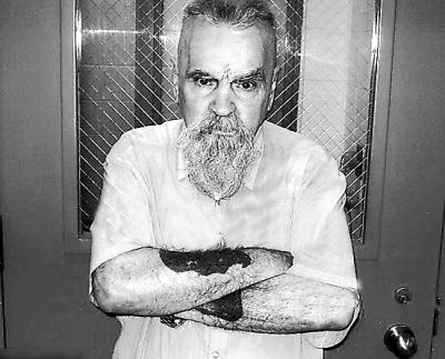 曼森在自己的额头文了一个纳粹的标志