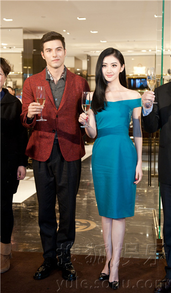 景甜出席某品牌烟台活动 甜美亮相亲和力十足