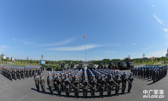 资料图:解放军赴马里维和部队集合完毕.