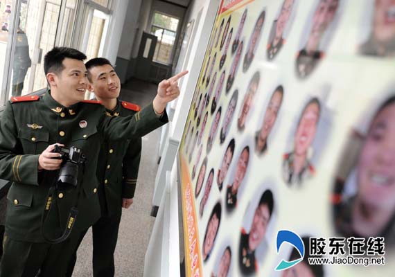 孙盛宇给战友们拍的笑脸照片制作成笑脸墙,让警营生活丰富多彩