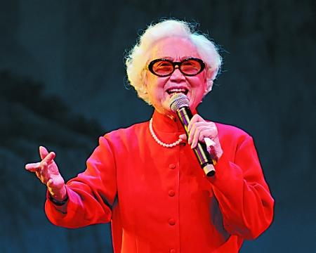 粤剧名伶红线女病逝 病发前一天仍授课(图)