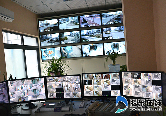 小区监控室内的实时画面