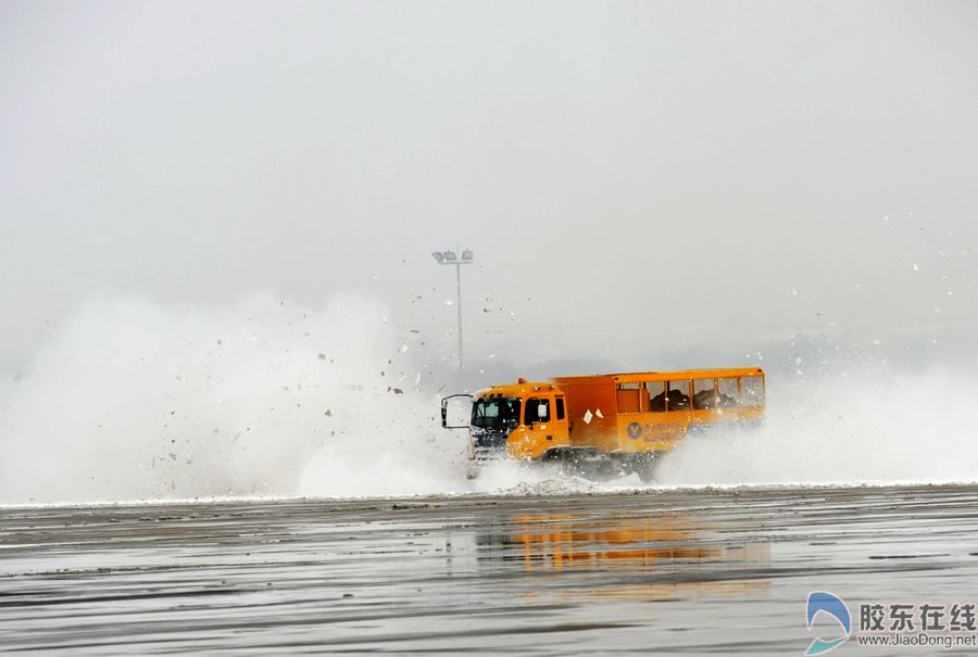 烟台机场出动吹雪车
