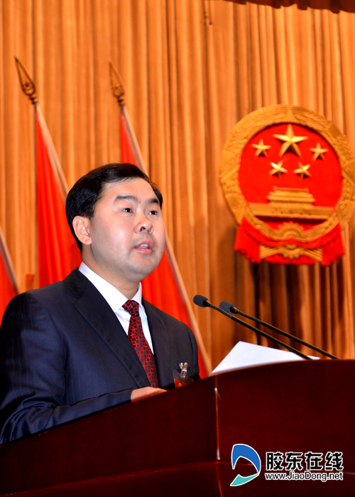 莱州市委副书记,市长宫权代表莱州市人民政府向大会做政府工作报告