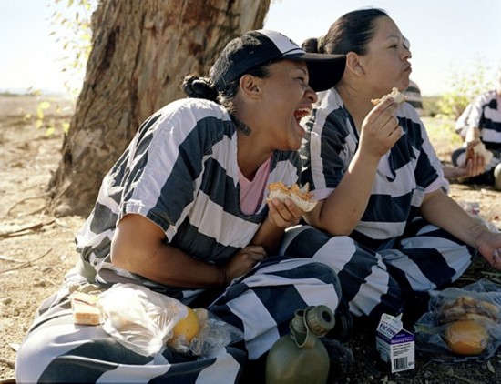 组图:揭秘美国女子重囚监狱 手铐脚镣加身