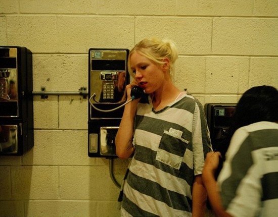 组图:揭秘美国女子重囚监狱 手铐脚镣加身