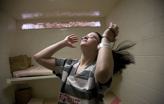 组图:揭秘美国女子重囚监狱 手铐脚镣加身