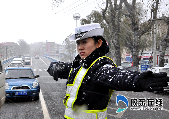 图为交警在指挥交通