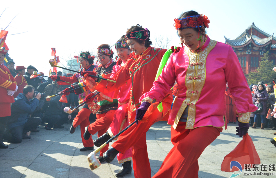 实拍:庙会上看秧歌 观众围了里三层外三层